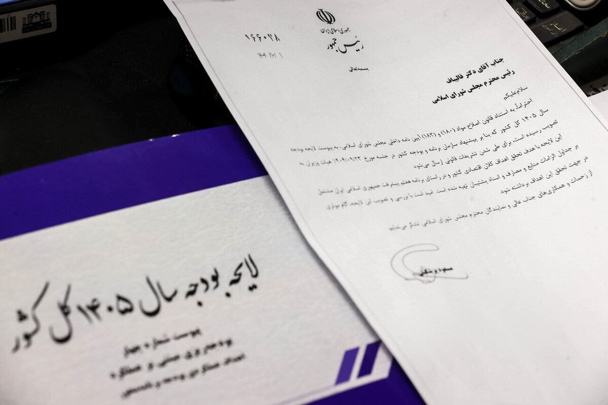 سخنگوی کمیسیون تلفیق لایحه بودجه ۱۴۰۵، از حضور وزیر اقتصاد و امور دارایی و رئیس سازمان برنامه بودجه در جلسه بررسی کلیات سند دخل و خرج ۱۴۰۵ خبر داد و گفت: تلاش ما این است که علاوه بر مباحث تخصصی، موضوعاتی که مستقیماً با معیشت مردم در ارتباط است، در جلسات کمیسیون مورد توجه قرار گیرد.