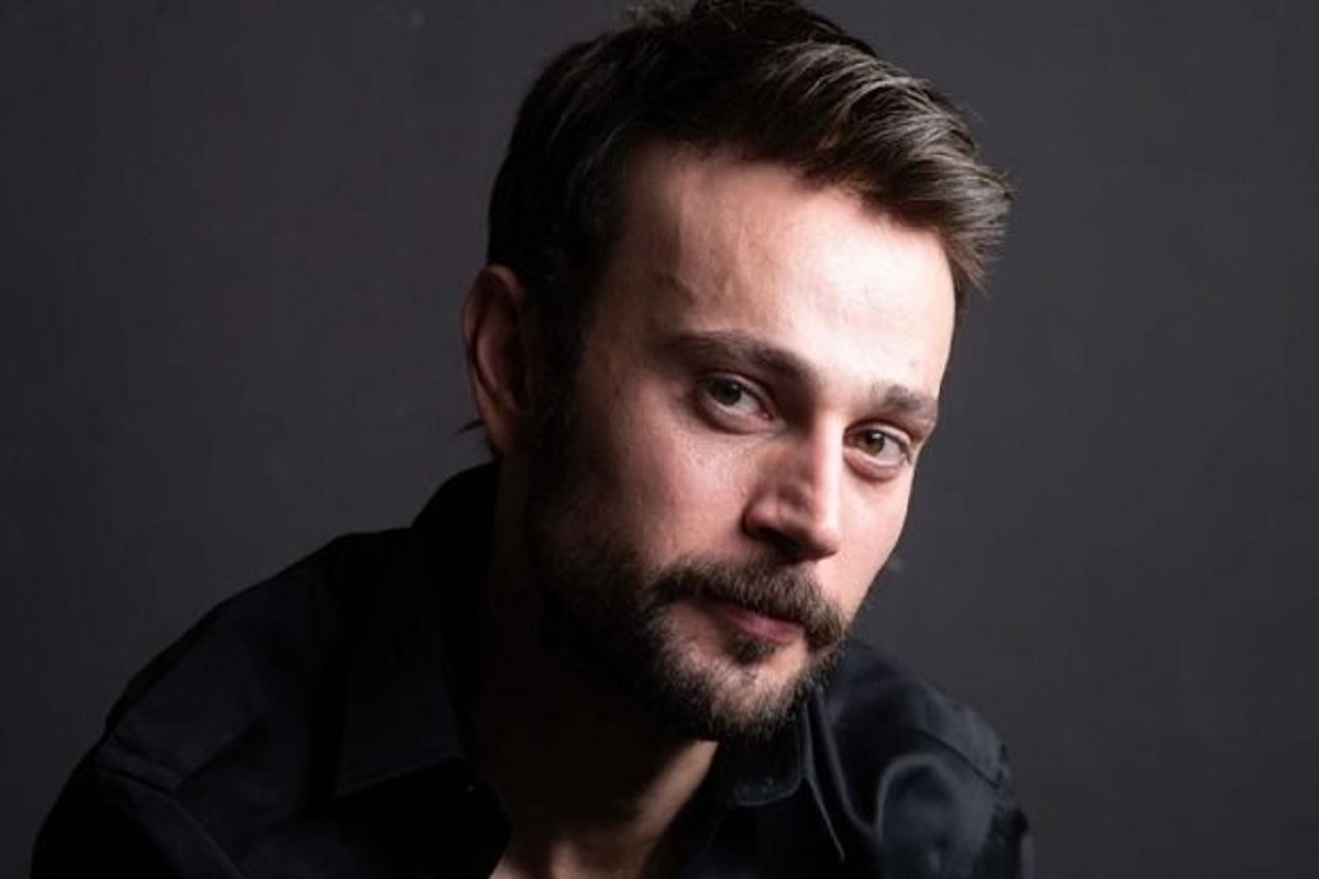 «کرم ارسلان‌اوغلو» بازیگر سریال ترکی «چشمانش دریای سیاه» با انتشار ویدیویی مدعی شد مرگ ناگهانی یکی از عوامل پشت صحنه این مجموعه نه یک حادثه، بلکه نتیجه خشونت و ضرب‌وشتم بوده است.