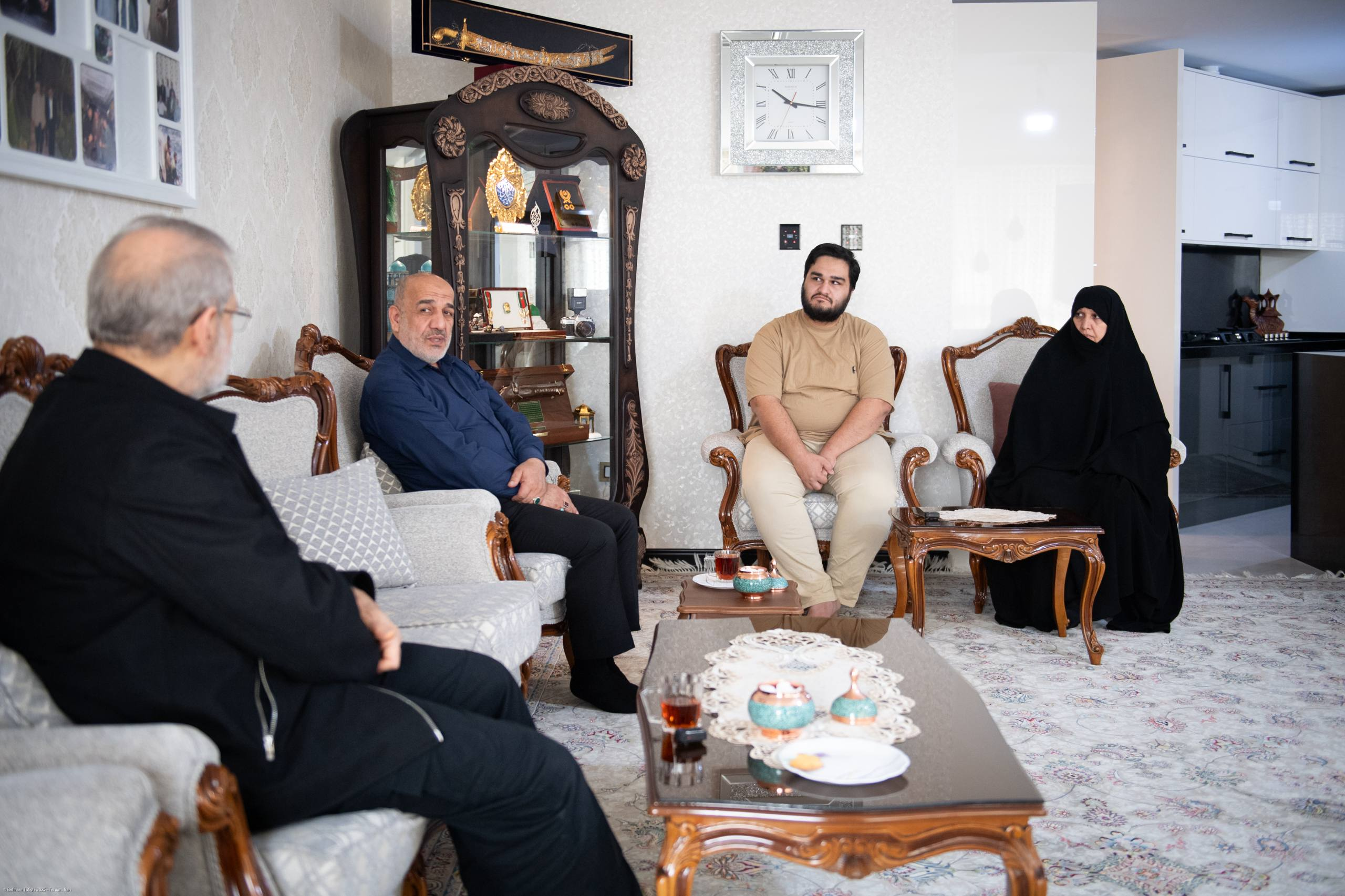 علی لاریجانی به دیدار خانواده شهیدان حاجیزاده و باقری رفت علی لاریجانی به دیدار خانواده شهیدان حاجیزاده و باقری رفت