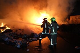 حریق انبار ضایعات ۷ هزار متری در مشهد مهار شد (۷ دی ۱۴۰۴)