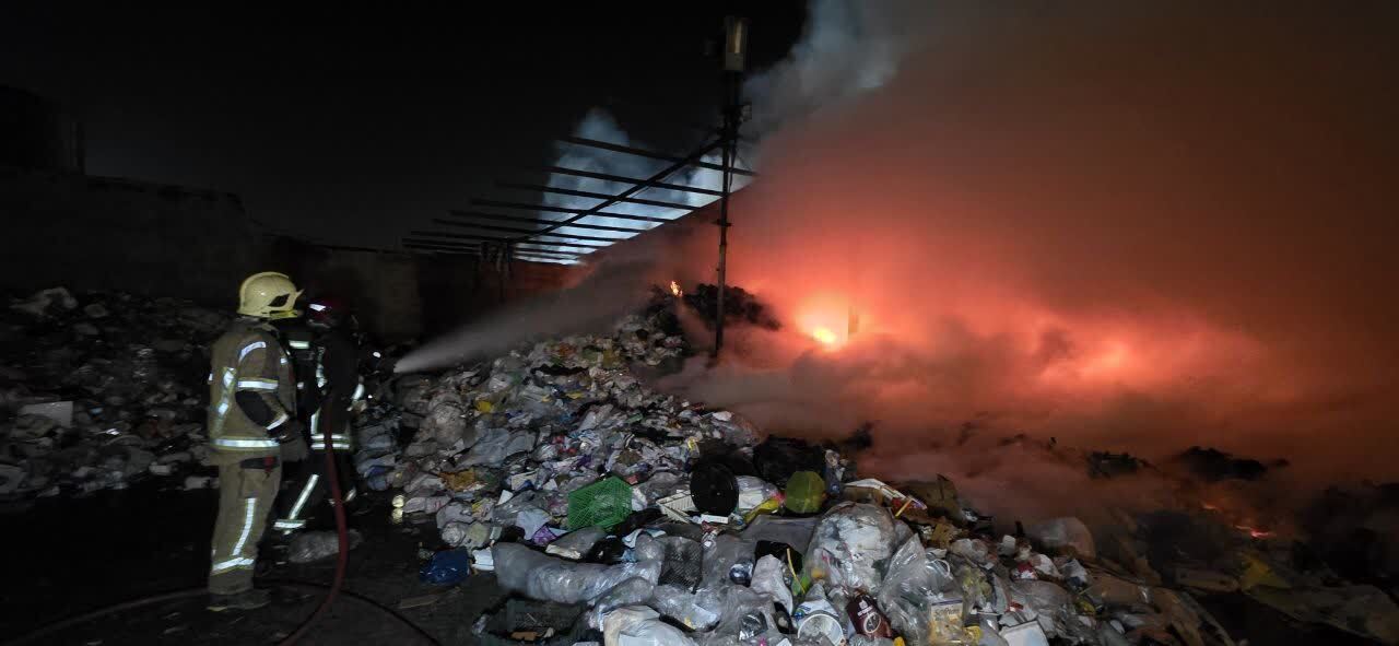 حریق ۷ هزار متری انبار ضایعات در مشهد مهار شد (۷ دی ۱۴۰۴)