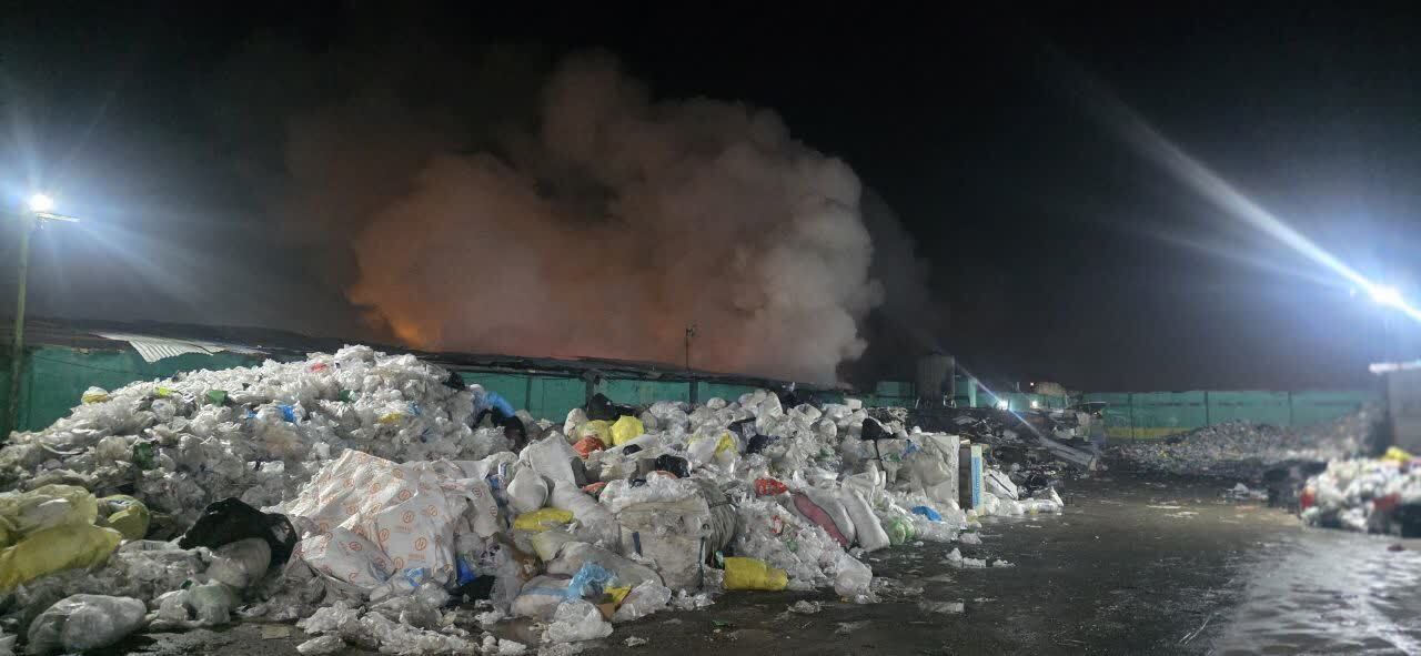 حریق ۷ هزار متری انبار ضایعات در مشهد مهار شد (۷ دی ۱۴۰۴)