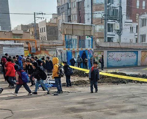گلایه والدین از تداوم فعالیت یک مدرسه ابتدایی در مشهد هم‌زمان با ریزش دهانه چاه