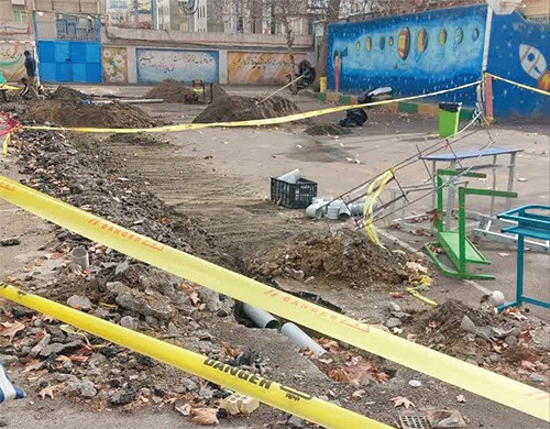 گلایه والدین از تداوم فعالیت یک مدرسه ابتدایی در مشهد هم‌زمان با ریزش دهانه چاه