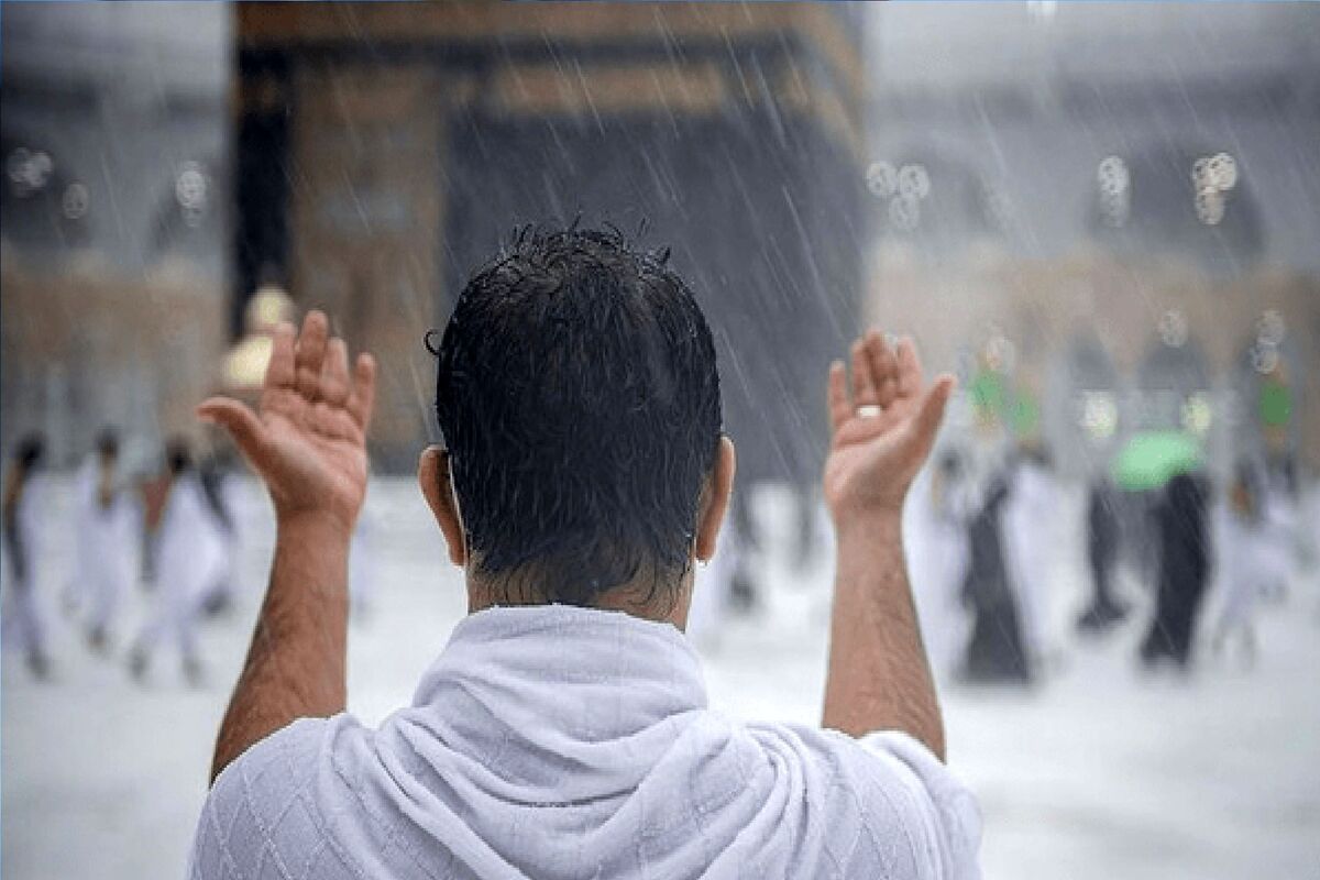 شب گذشته هم‌زمان با شب اول ماه شعبان، مسجدالحرام بارانی شد.