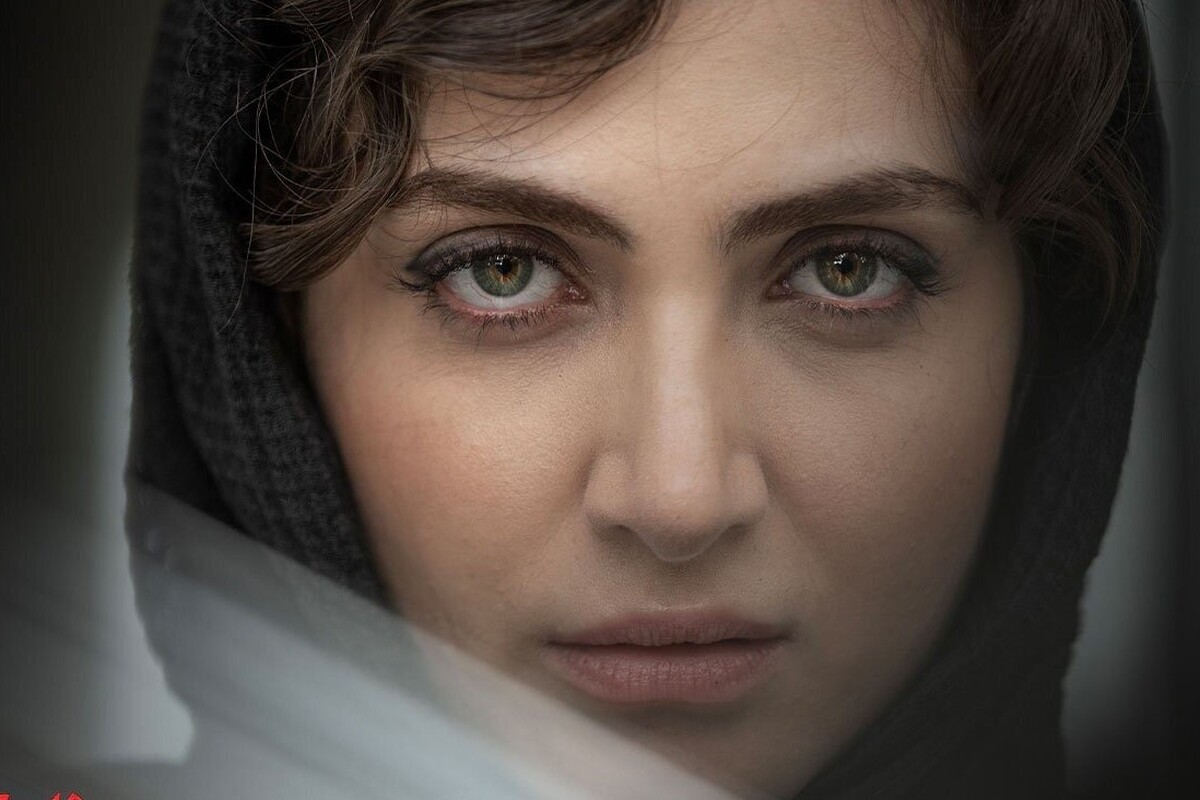 نهمین روز چهل‌وچهارمین جشنواره تئاتر فجر میزبان ۱۷ نمایش در بخش‌های صحنه‌ای، خیابانی و «فراگیر» است که «خندیدن زیر مشت و لگد» به کارگردانی الناز ملک، «بیست و یک»، «دروغ سفید، مرگ سیاه» و «سرزمین مادری» از جمله آنها هستند.