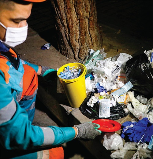 گزارش ویژه از پسماندهای عفونی رهاشده در کوچههای احمدآباد مشهد | سرنگها روی زمین، قانون زیر پا گزارش ویژه از پسماندهای عفونی رهاشده در کوچههای احمدآباد مشهد | سرنگها روی زمین، قانون زیر پا