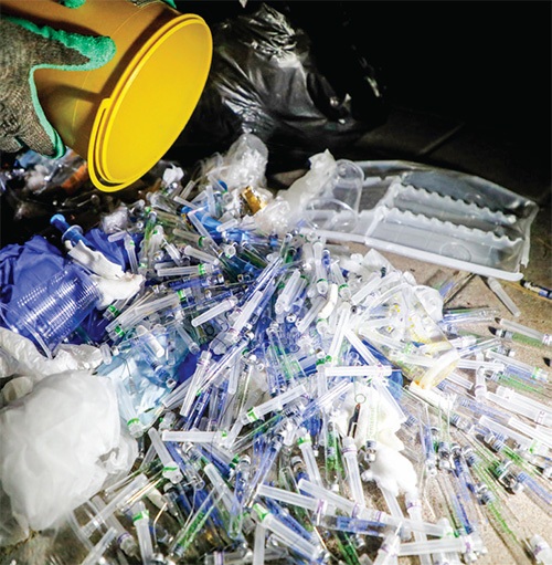 گزارش ویژه از پسماندهای عفونی رهاشده در کوچههای احمدآباد مشهد | سرنگها روی زمین، قانون زیر پا گزارش ویژه از پسماندهای عفونی رهاشده در کوچههای احمدآباد مشهد | سرنگها روی زمین، قانون زیر پا