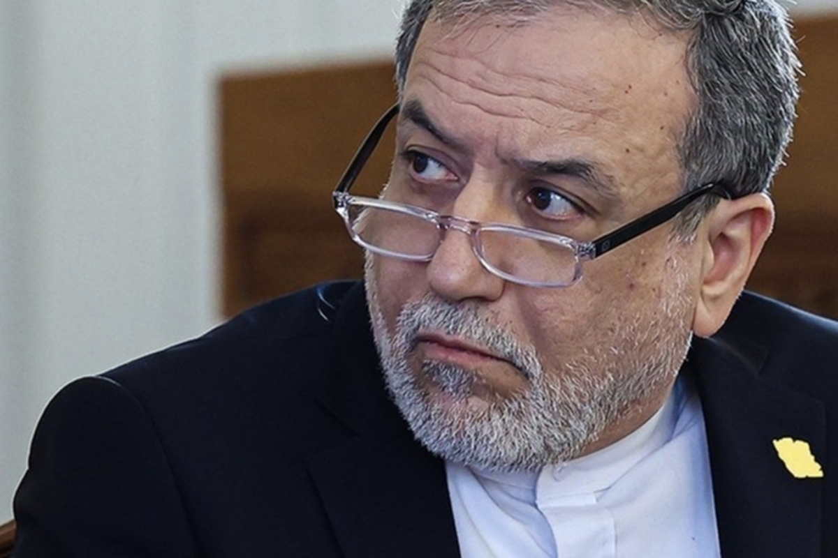 عراقچی: آمریکا آن‌سوی دنیاست، اما برای مانور نظامی ایران نسخه می‌پیچد!