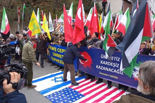 شماری از شهروندان ترکیه در حمایت از ایران مقابل کنسولگری آمریکا تجمع کردند