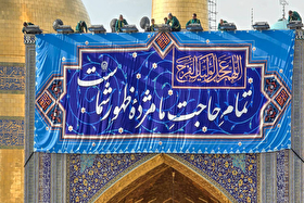 نصب کتیبه‌های نیمه شعبان در حرم امام رضا (ع) + فیلم