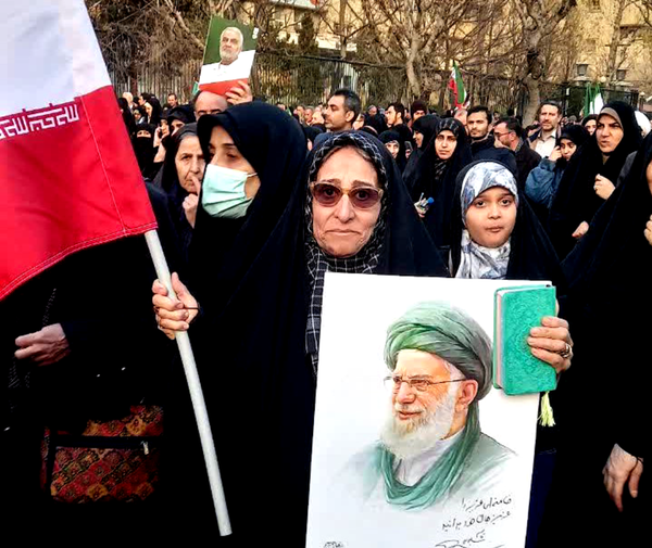 این دختر دبیرستانی آبروی شاه را برد