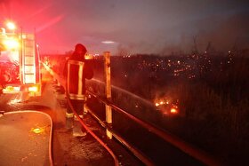 تلاش ۳۰ آتش نشان برای اطفای آتش‌سوزی در حاشیه رودخانه کشف رود + فیلم (۱۵ بهمن ۱۴۰۴)