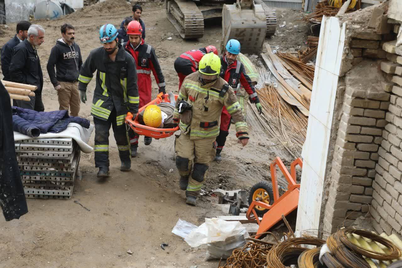 نجات معجزه‌آسای کارگر محبوس از زیر آوار در خیابان امام رضا (ع)