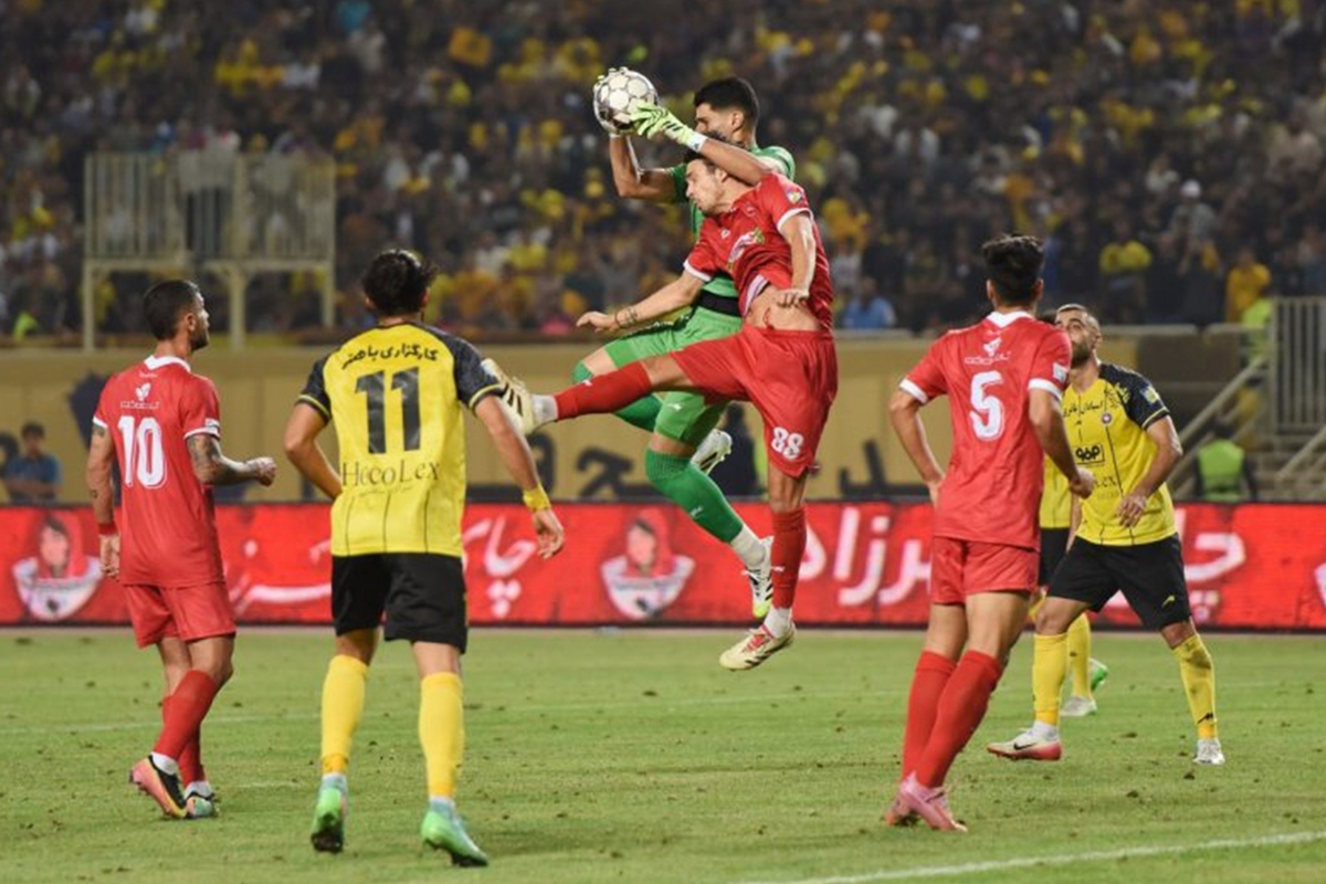 تیم‌های فوتبال پرسپولیس و سپاهان، فردا حساس‌ترین بازی هفته هفدهم لیگ برتر فوتبال ایران را برگزار می‌کنند.