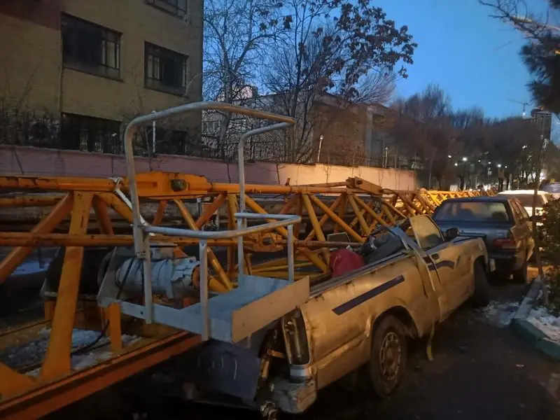 واژگونی جرثقیل ۱۱۰ تنی در بلوار آفریقا| خسارت به مدرسه و چند خودرو