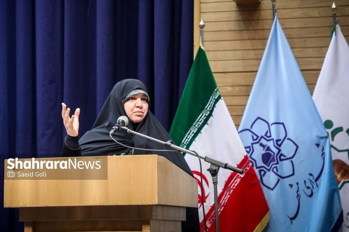 رئیس کمیسیون ویژه بانوان و خانواده شورای اسلامی شهر مشهد گفت: مقام معظم رهبری می‌فرمایند در این ۱۰۰ سال اخیر، نظام سرمایه‌داری و غرب تصمیم گرفته خانواده را از بین ببرد و ازدواج جوانان را سخت کرده است؛ بنابراین ازدواج و فرزندآوری کم شده تا نهاد خانواده را از بین ببرد.