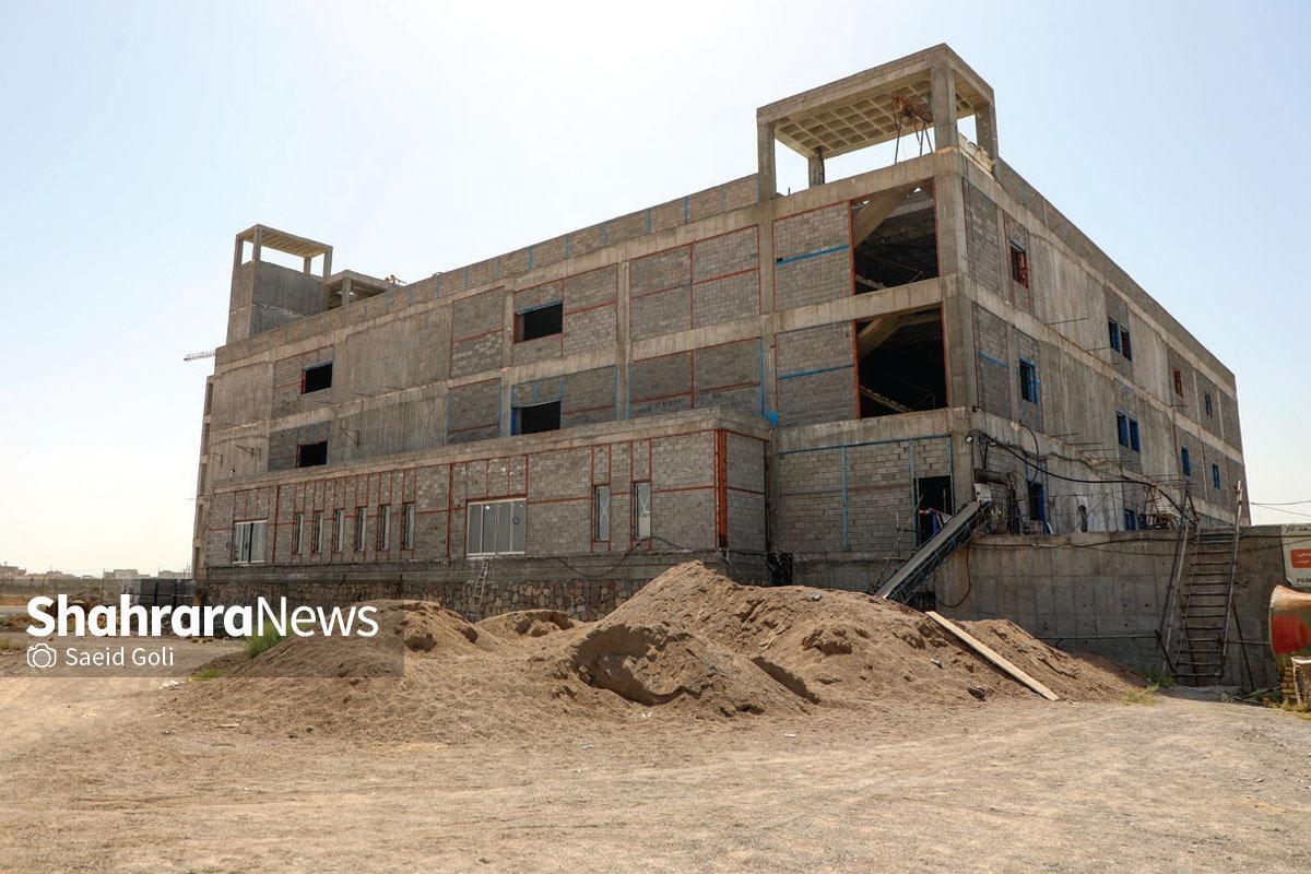 بیمارستان ۵۴۰ تختخوابی حاشیه شهر مشهد امروز درگیر حاشیه‌های فراوان نظیر کمبود بودجه، وعده‌های زیاد و حتی نبود آب و برق است.