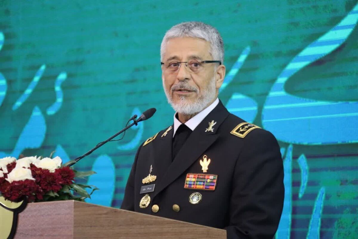 دریادار سیاری: انقلاب اسلامی هیمنه پوشالی آمریکا را در هم شکست