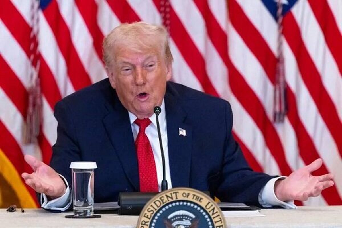 انتشار تصاویر دست‌های ترامپ در اجلاس داووس، گمانه‌زنی‌ها درباره سلامت وی را بار دیگر تشدید کرده است.