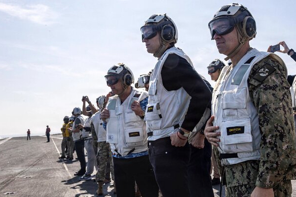 سی‌ان‌ان: بازدید ویتکاف و کوشنر از ناو آبراهام لینکلن به ایران اطلاع داده شده بود