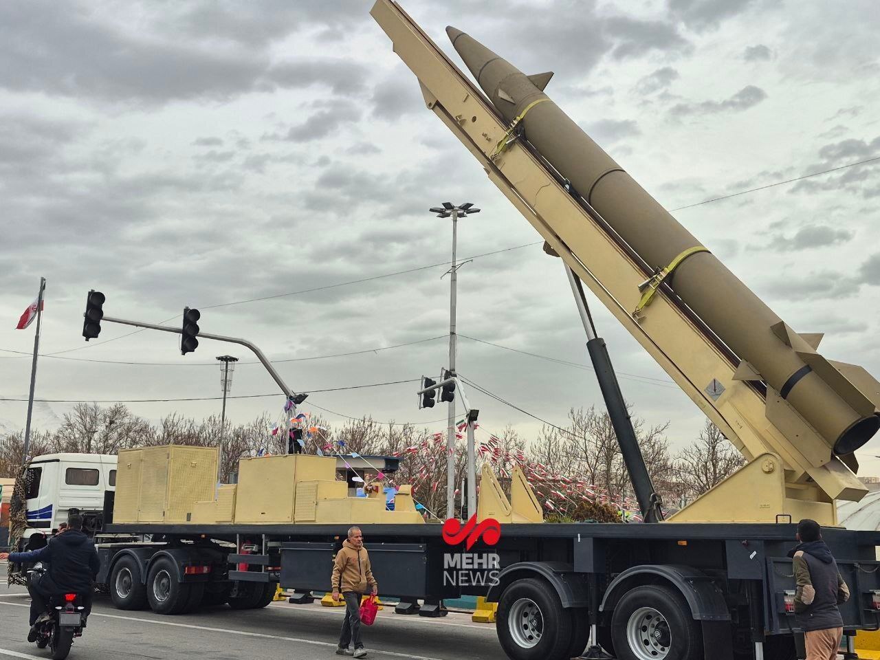 موشک‌های دوربرد ایرانی در میدان آزادی تهران  + عکس