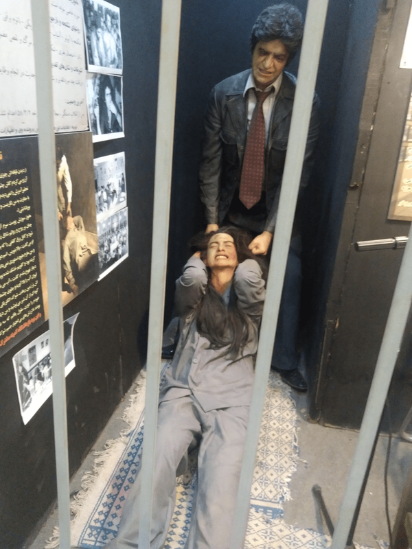 از آرزوی مرگ تا سلول انفرادی؛ روایت بانوی ۱۸ سالهای که شکنجه را به چشم دید از آرزوی مرگ تا سلول انفرادی؛ روایت بانوی ۱۸ سالهای که شکنجه را به چشم دید