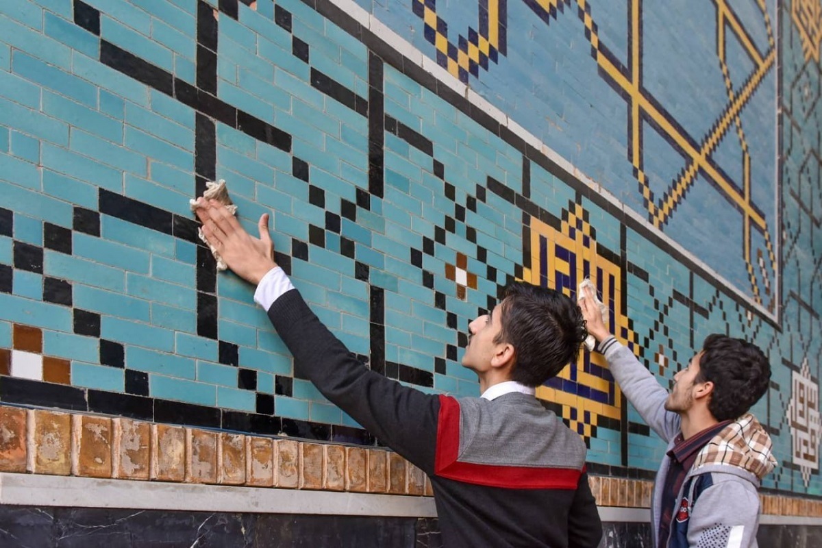 مسجد گوهرشاد با حضور جمعی از دانش‌آموزان پسر غبارروبی شد