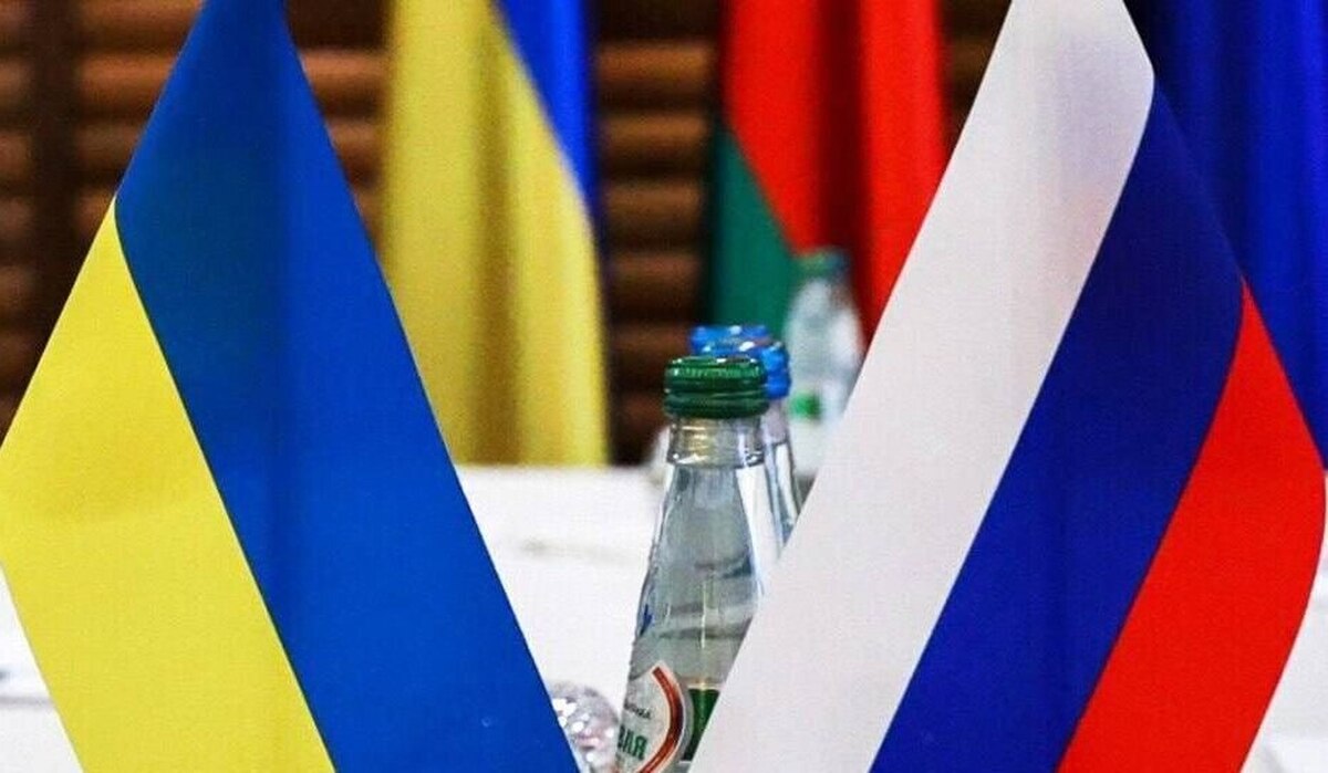 مذاکرات سه جانبه میان روسیه، ایالات متحده و اوکراین که به حل و فصل مناقشه در این کشور اختصاص دارد، امروز، ۳ بهمن ۱۴۰۴، در ابوظبی پایتخت امارات متحده عربی آغاز شده است.