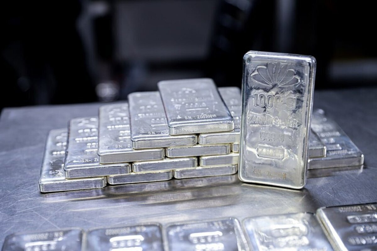 جریان معاملات دو روز پایانی هفته، قیمت جهانی نقره برای نخستین بار در تاریخ از مرز روانی ۱۰۰ دلار در هر اونس عبور کرد و افزایشی حدود ۵ درصدی را تجربه نمود.