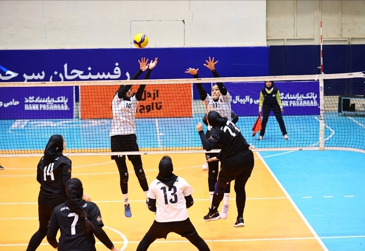 هفته نهم مرحله مقدماتی مسابقات والیبال قهرمانی باشگاه‌های برتر زنان امروز (شنبه ۴ بهمن ۱۴۰۴) با پنج دیدار پیگیری شد.