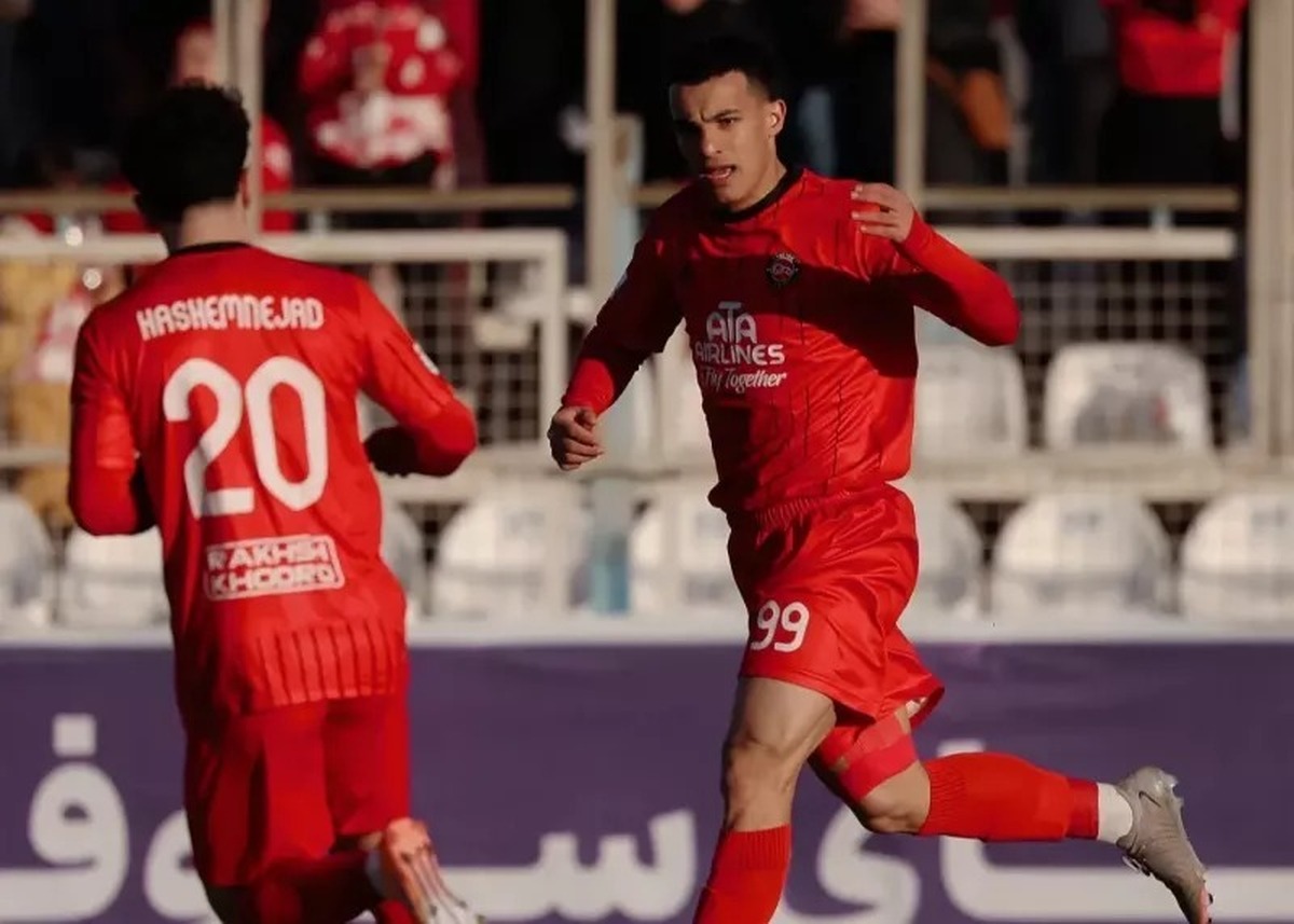 امیرحسین حسین‌زاده، مهاجم تیم تراکتور تبریز، معتقد است که این تیم دیگر نباید امتیاز از دست بدهد و باید مدعی قهرمانی باقی بماند.