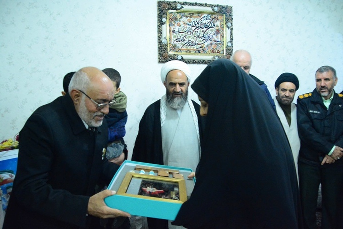 تجلیل خادمیاران آستان قدس رضوی از خانواده‌های شهدای امنیت در استان فارس