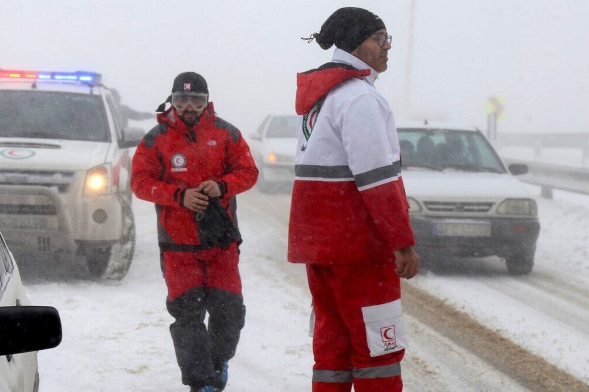 مرکز عملیات اضطراری هلال احمر اعلام کرد که با فعال شدن سامانه بارشی و صدور هشدار‌های نارنجی، نیرو‌های عملیاتی در استان‌های نیمهً جنوبی کشور در آماده‌باش کامل قرار دارند تا خطر لغزندگی و انسداد محور‌های برف‌گیر را مدیریت کنند.