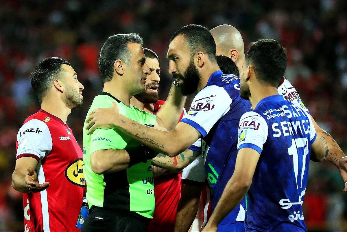 سرقت عجیب از داور مشهور