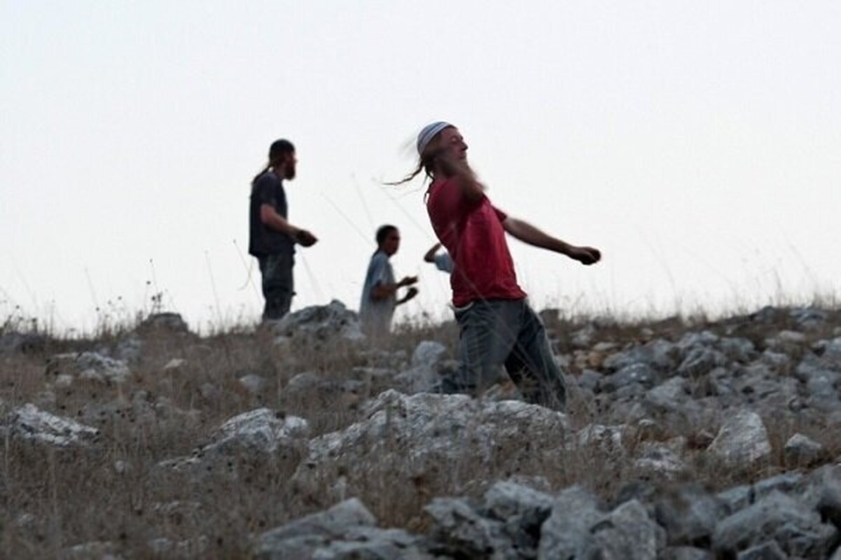 منابع فلسطینی از یورش شهرک نشینان صهیونیست به فلسطینی ها در کرانه باختری خبر دادند.