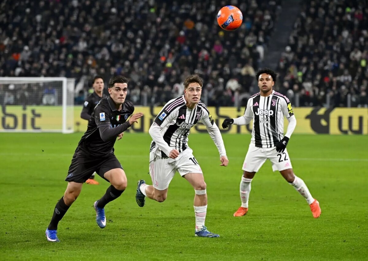 یوونتوس در هفته بیست و دوم سری آ ایتالیا در یک بازی ۶ امتیازی توانست ناپولی را ۳ بر صفر شکست داده و به یک قدمی این تیم در رده سوم برسد.