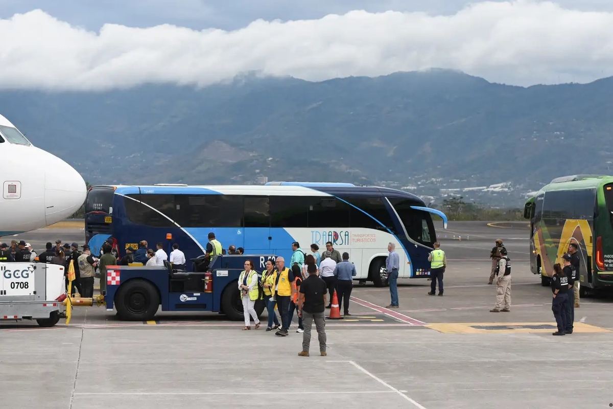 رسانه آمریکایی به نقل از شورای آمریکایی مهاجرت که نماینده برخی از ایرانیان در معرض اخراج است، نوشته ۴۰ مهاجر ایرانی روز یکشنبه در پروازی به ایران بازگردانده شده‌اند.