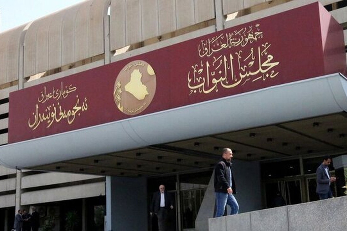 پارلمان عراق با توجه به درخواست احزاب کرد، جلسه انتخاب رئیس جمهور این کشور را که قرار بود امروز تحقق بگیرد، به تعویق انداخت.