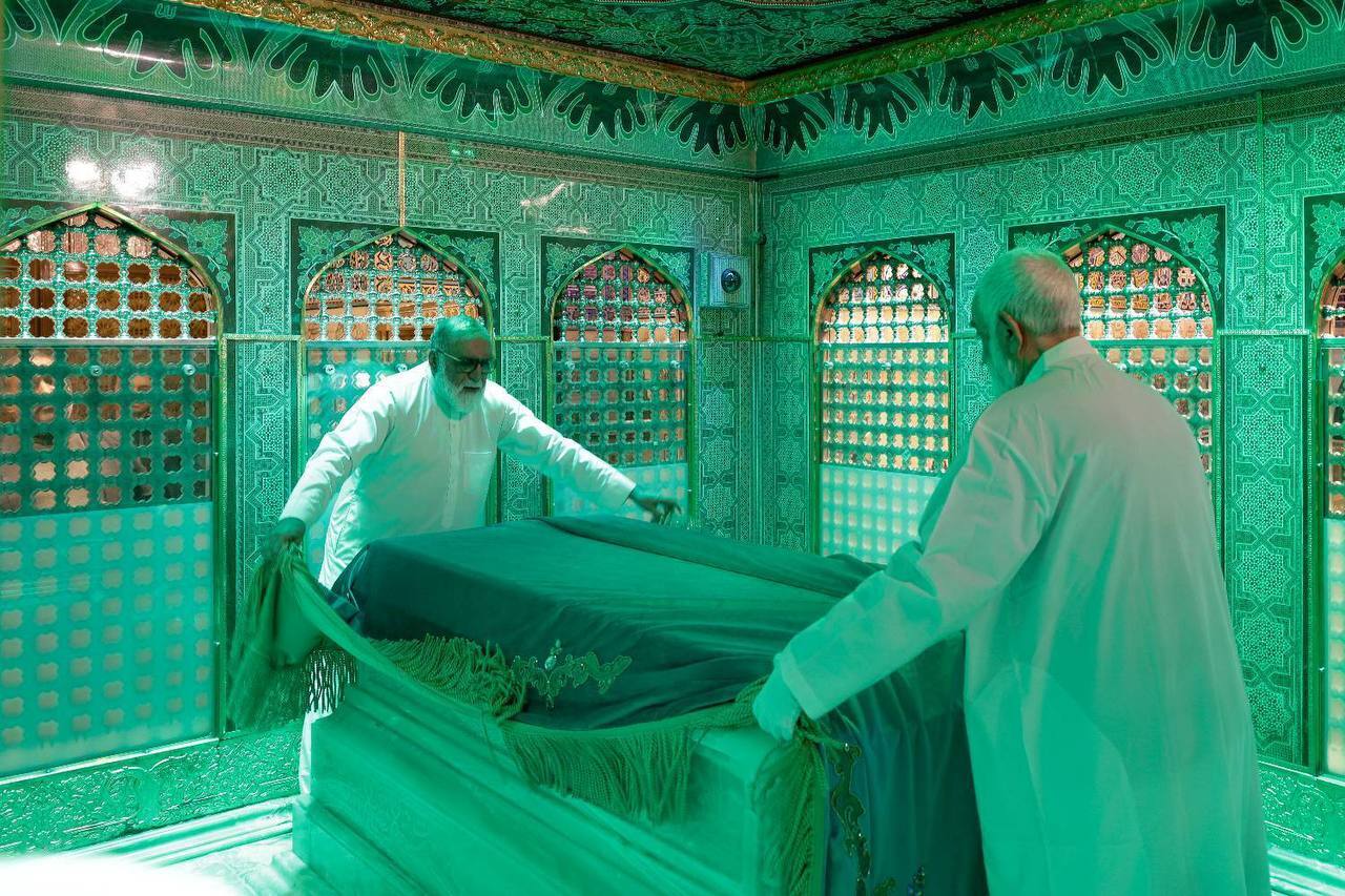 مضجع امام‌رضا(ع) با حضور خانواده‌های شهدا غبارروبی شد