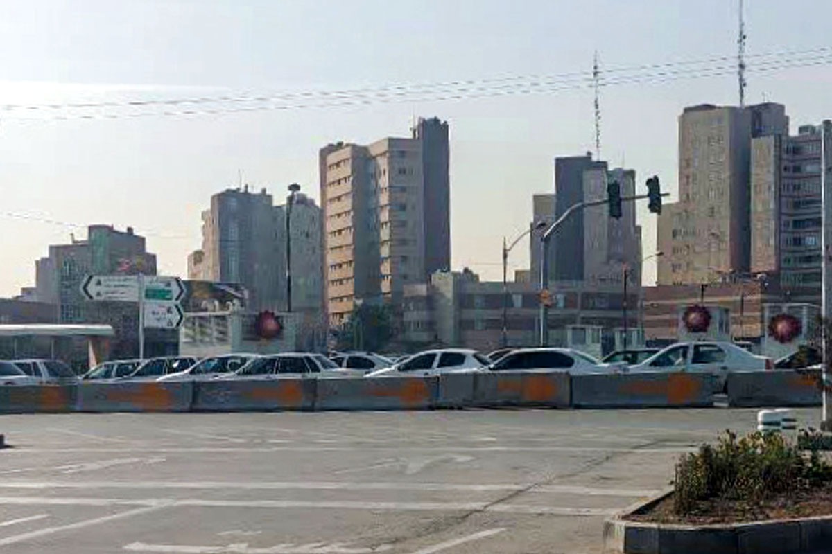 راهکار پلیس راهور برای کاهش دردسر مردم از ترافیک ناشی از نبود چراغ راهنمایی و رانندگی در چهارراه‌های آسیب‌دیده از اغتشاشات اخیر، انسداد موقت برخی از محورها است.