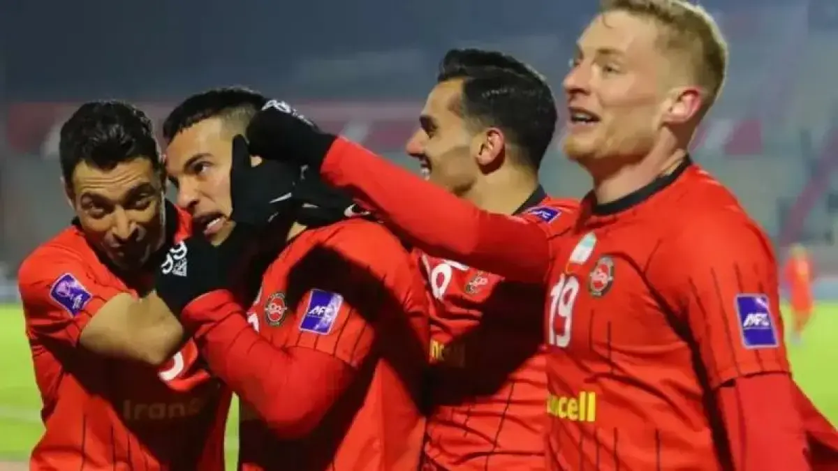 پس از پایان روز دوم هفته هجدهم لیگ برتر، تراکتور و استقلال هر کدام با ۳۲ امتیاز صدر جدول را در اختیار دارند.