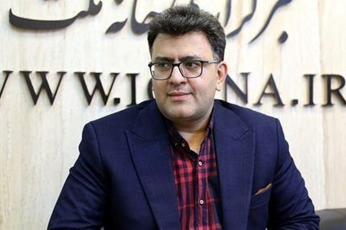 عضو کمیسیون بهداشت مجلس با اشاره به تحقق تنها ۵۰ هزار میلیارد تومان از ۸۱ هزار میلیارد تومان منابع پیش‌بینی‌شده حوزه دارو در سال ۱۴۰۴ هشدار داد که تداوم این وضعیت، افزایش قیمت دارو بدون پوشش بیمه‌ای و تشدید نارضایتی عمومی را به دنبال خواهد داشت و گفت: مأموریت اصلی داروخانه‌ها فروش و توزیع دارو است اما بسیاری از آـنها برای تأمین نقدینگی ناچار شده‌اند به فروش اقلام آرایشی، بهداشتی و مکمل‌ها روی بیاورند تا بتوانند هزینه‌های جاری خود را پوشش دهند.