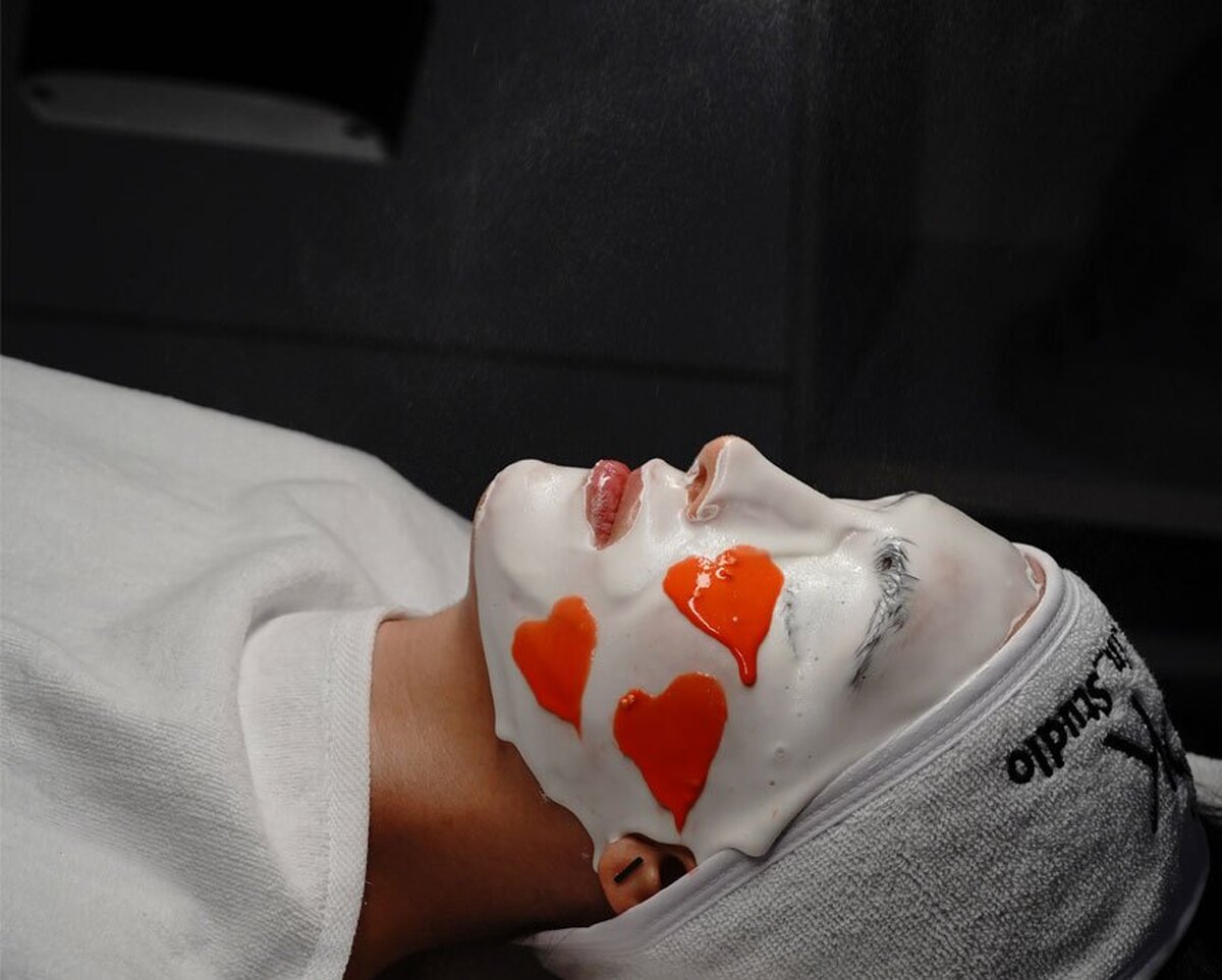 به گفته یک دکترای صلاحیت پوست و مو، در ماه‌های اخیر «اسپیکیول‌تراپی» و در سال‌های اخیر«اسیدتراپی» به یکی از پرطرفدارترین ترندهای مراقبت پوستی تبدیل شده اند. خدماتی که در بسیاری از سالن‌های زیبایی و مراکز غیرپزشکی  بدون نظارت مشخصی انجام می‌شوند.