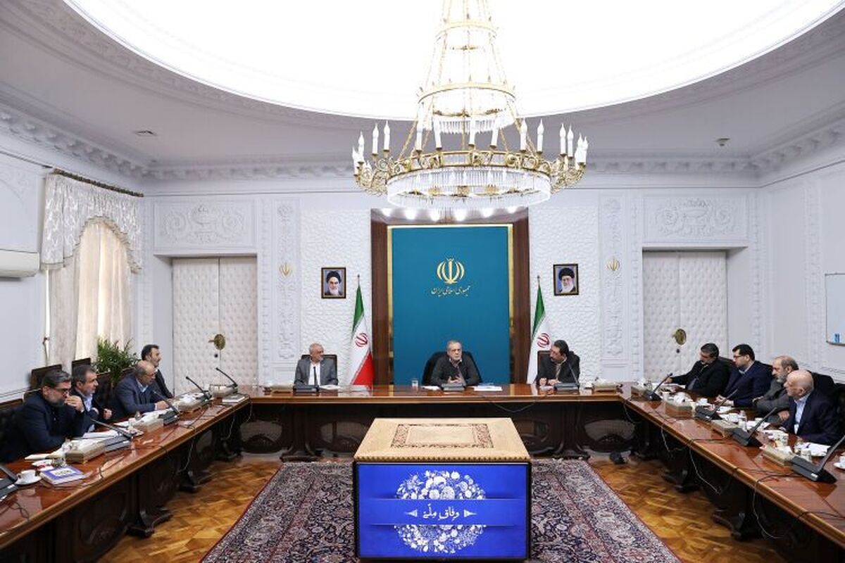 رئیس جمهور با تأکید بر اینکه درتمام تصمیم‌گیری‌های مرتبط با تولید باید صاحبان فرآیند تولید حضور داشته باشند، گفت: تمام تمرکز و تلاش ما این است که صنعتگران و تولیدکنندگان در تصمیم‌گیری‌ها سهیم باشند تا به این شیوه روند تصمیم‌ گیری و سیاست‌گذاری‌ها تسهیل یابد.