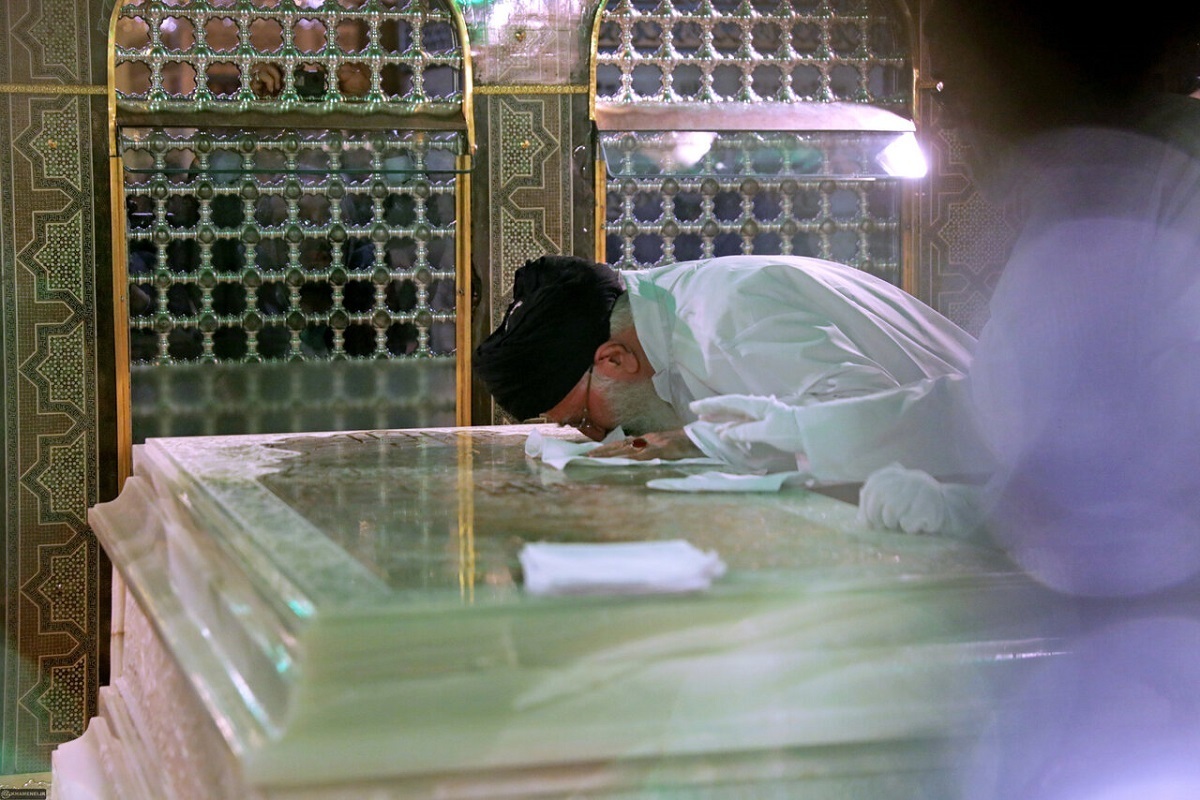 آخرین زیارت رهبر شهید امت اسلامی، آیت الله العظمی خامنه&zwnj;ای در آیین غبارروبی مرقد مطهر امام رضا(ع) + فیلم