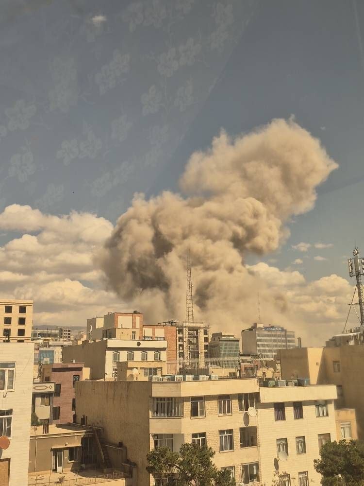 صدای اصابت و چند انفجار در سمت شمال تهران (۱۰ اسفند ۱۴۰۴) + عکس