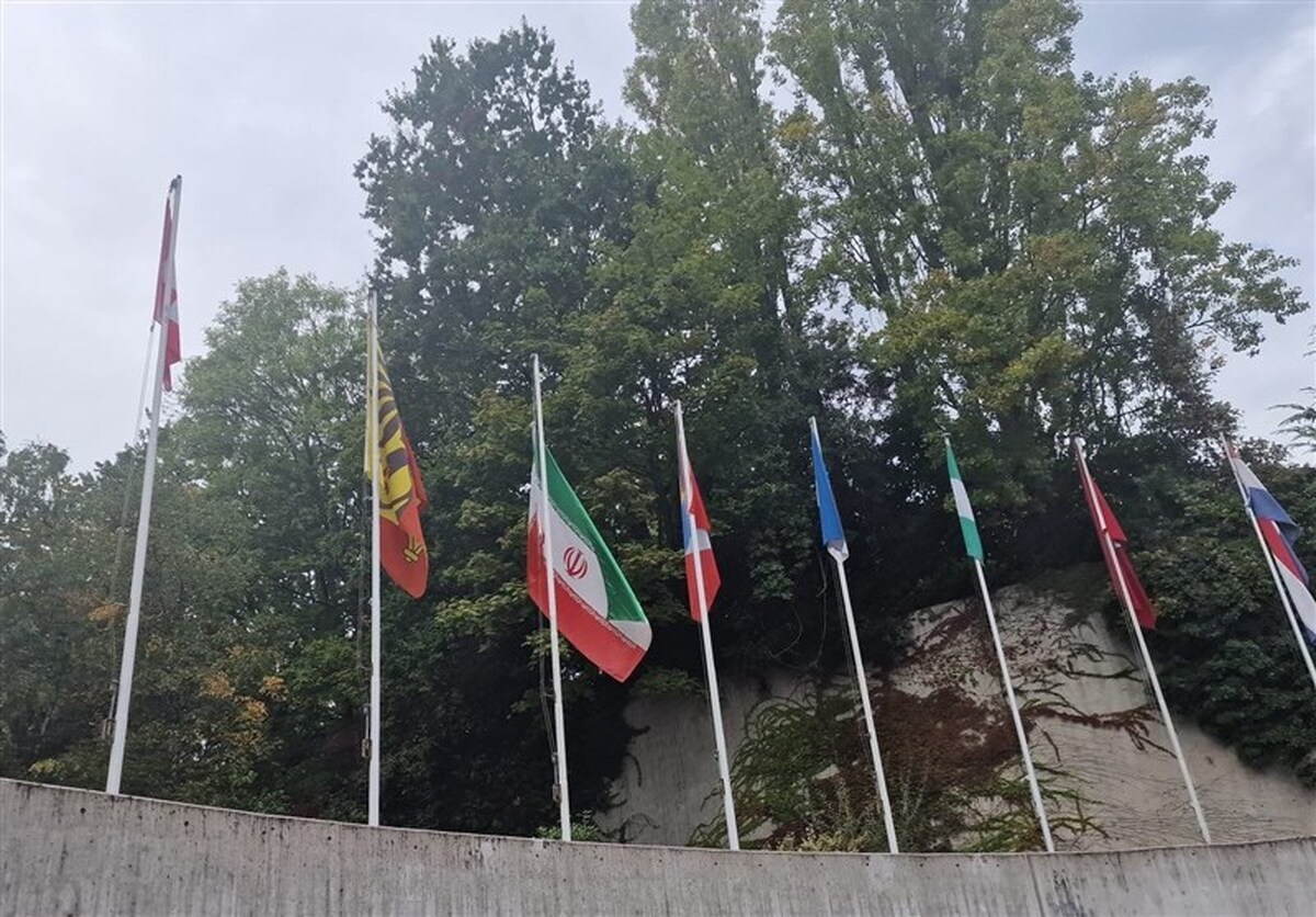 پرچم نمایندگی&zwnj;های ایران در اروپا به حالت نیمه برافراشته درآمد