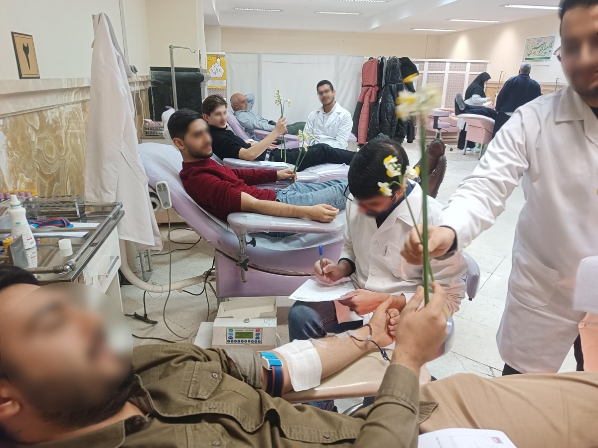 حضور پرشور زائران در پایگاه انتقال خون حرم مطهر رضوی + فیلم