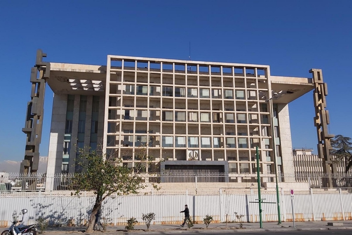 تخریب ساختمان قدیم مجلس (کاخ سنا) در حمله هوایی به تهران + عکس